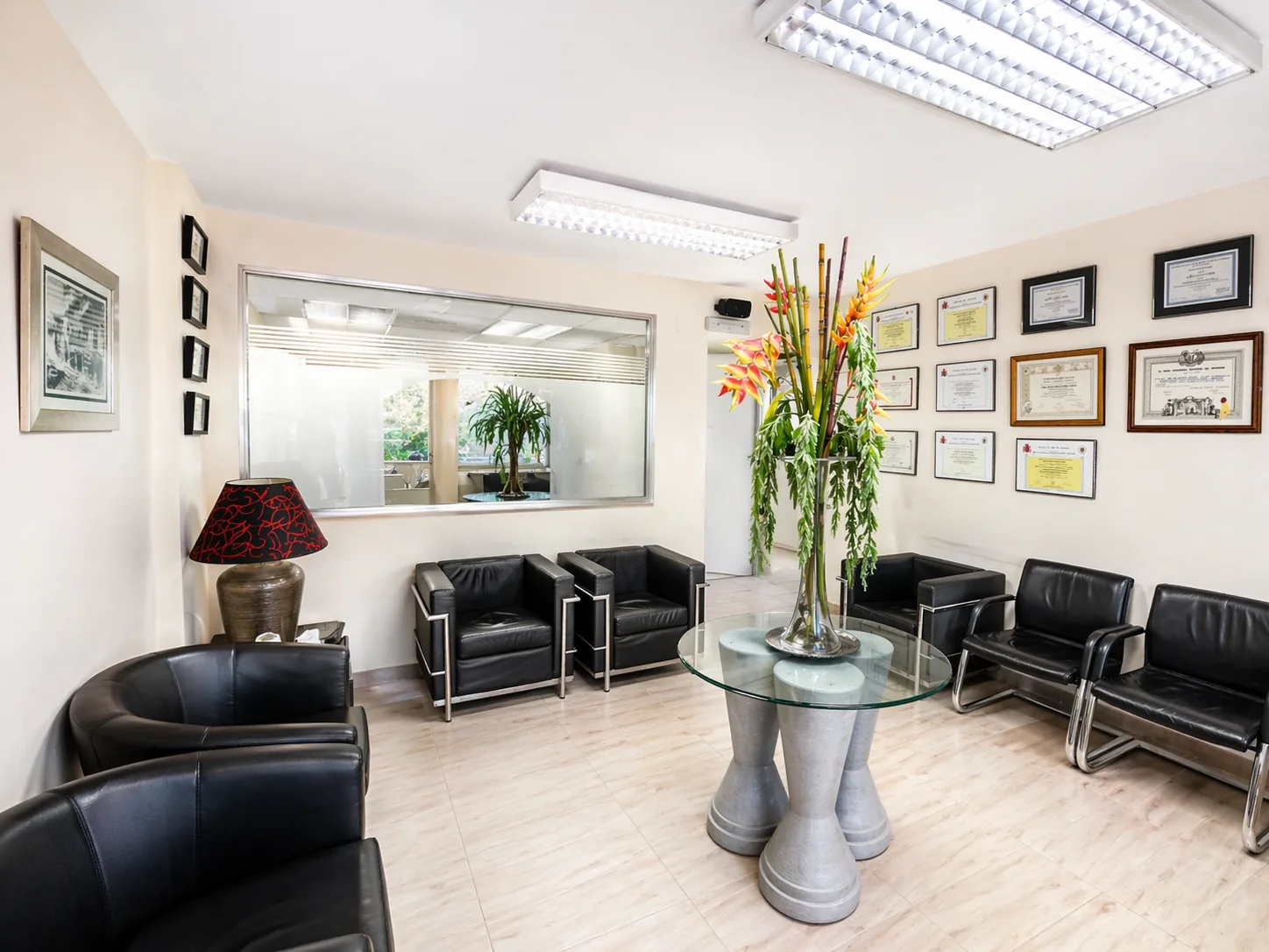 Espera lateral para acompañantes en Sanz Esporrín Dental Tres Cantos